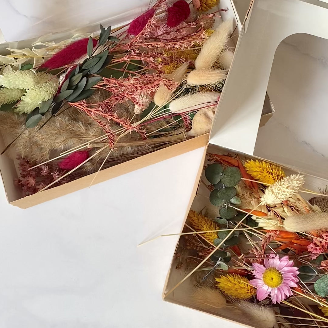 Unsere Boxen mit Trockenblumen-Mix sind ideal für deine DIY-Projekte. 