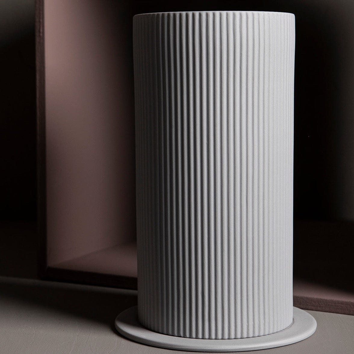 Vase Ede hellgrau hoch mit Rillen Storefactory Skandi Design