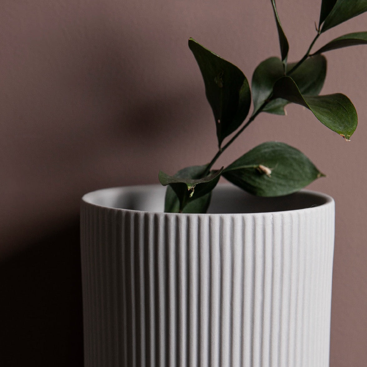 Vase Ede hellgrau hoch mit Rillen Storefactory Skandi Design