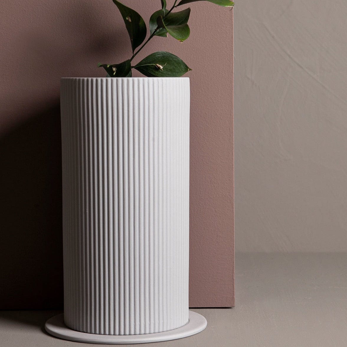 Vase Ede hellgrau hoch mit Rillen Storefactory Skandi Design