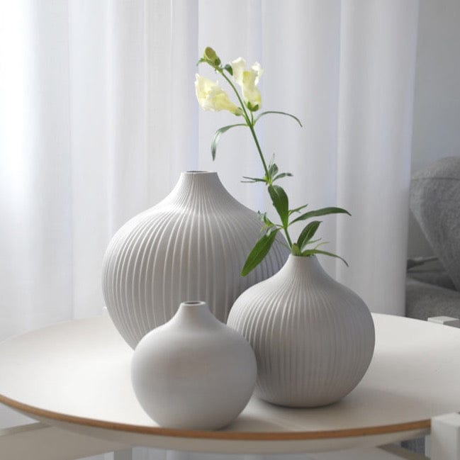Runde Vase Fröbacken aus Keramik von Storefactory in hellgrau