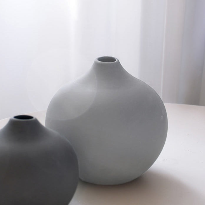 Runde Vase Fröbacken aus Keramik von Storefactory in hellgrau