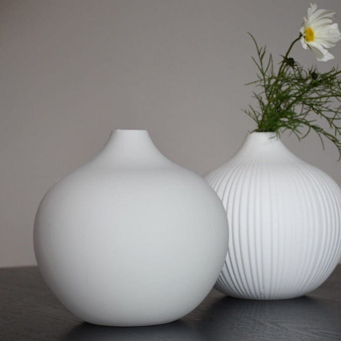 Runde Vase Fröbacken aus Keramik von Storefactory in hellgrau