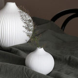 Runde Vase Fröbacken aus Keramik von Storefactory in Weiß mit Rillen