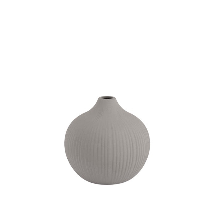 Runde Vase Fröbacken aus Keramik von Storefactory in Hellgrau mit Rillen
