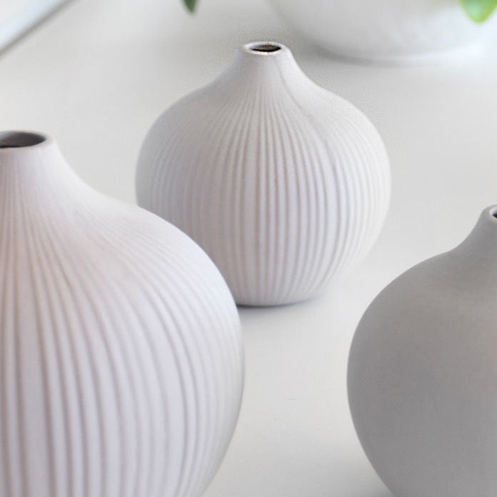 Runde Vase Fröbacken aus Keramik von Storefactory in Hellgrau mit Rillen