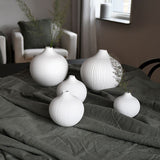 Runde Vase Fröbacken aus Keramik von Storefactory in Weiß mit Rillen