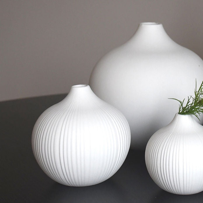Runde Vase Fröbacken aus Keramik von Storefactory in Weiß mit Rillen