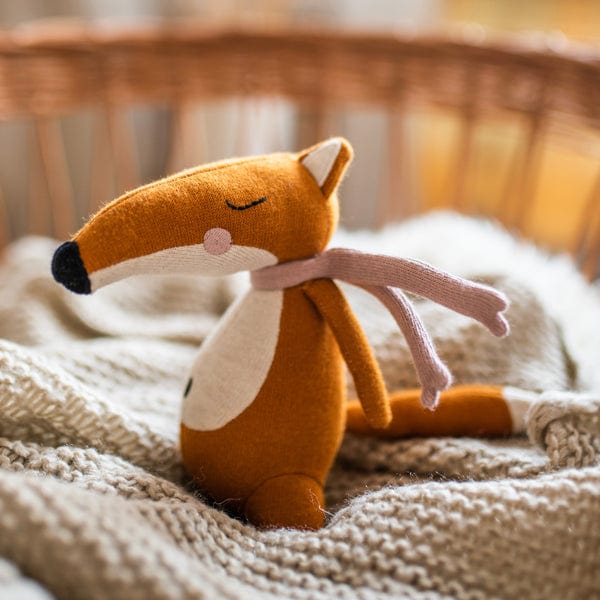Babyrassel Fuchs aus Strickstoff