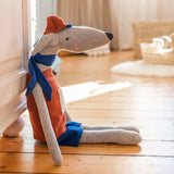 Kuscheltier Hund Cosmo von Ava Yves mit Outfit in blau rot