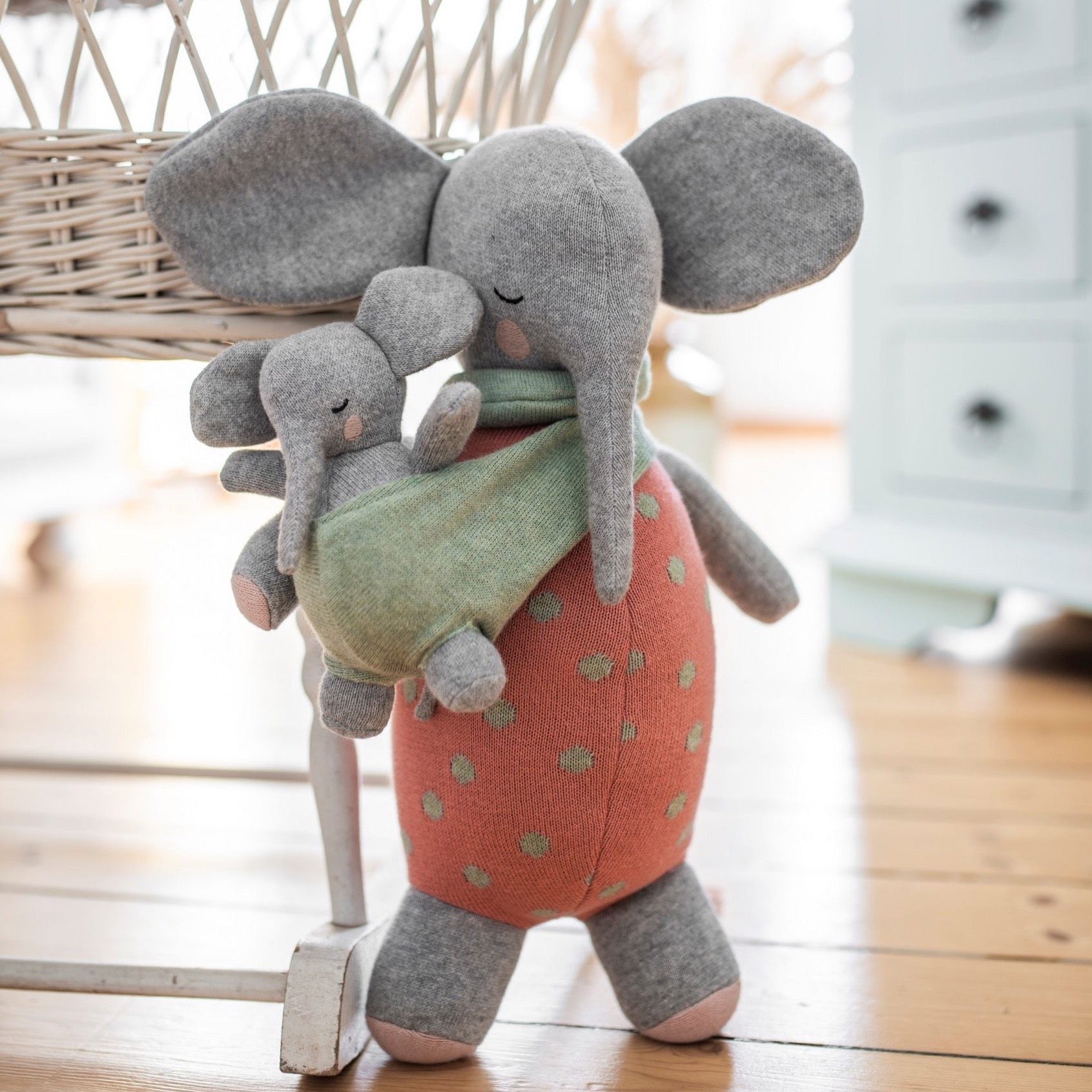 Kuscheltier Elefantenmama mit Baby aus Strickstoff