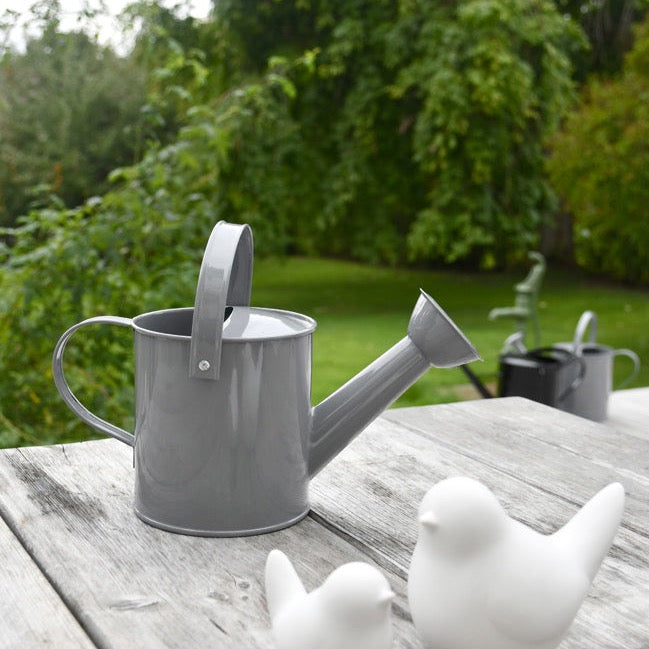 Gießkanne Forsberga von Storefactory aus Metall für Garten und Outdoor in grau