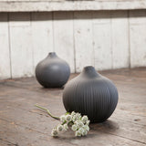 Runde Vase Fröbacken aus Keramik von Storefactory in Anthrazit mit Rillen