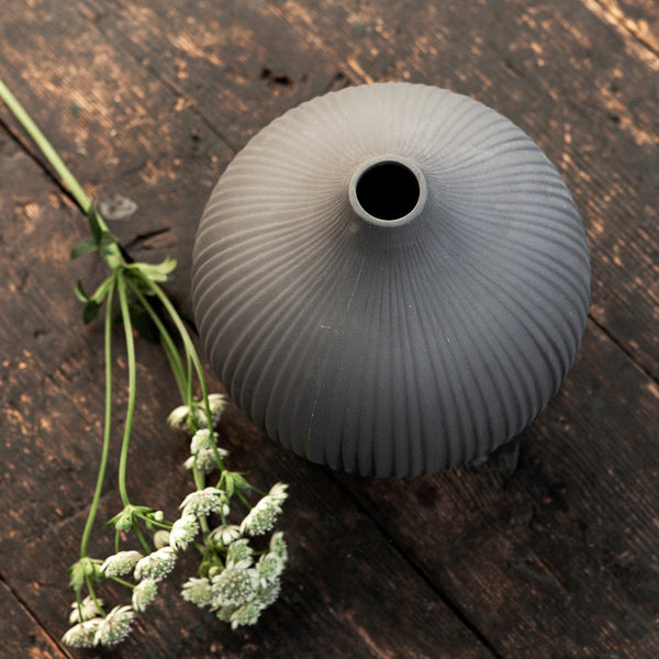 Runde Vase Fröbacken aus Keramik von Storefactory in Anthrazit mit Rillen