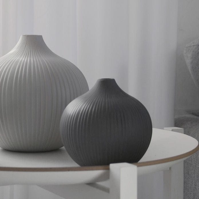Runde Vase Fröbacken aus Keramik von Storefactory in Anthrazit mit Rillen