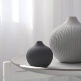 Runde Vase Fröbacken aus Keramik von Storefactory in Anthrazit mit Rillen