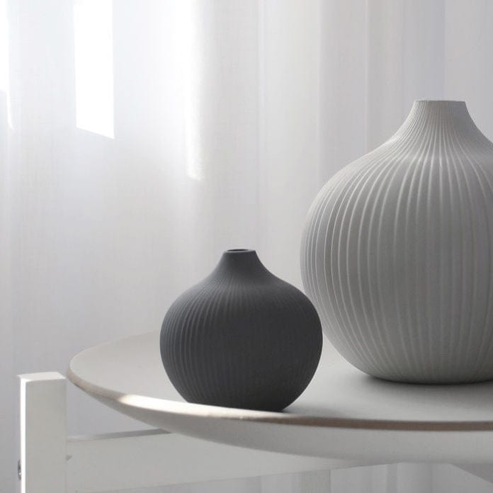 Runde Vase Fröbacken aus Keramik von Storefactory in Anthrazit mit Rillen