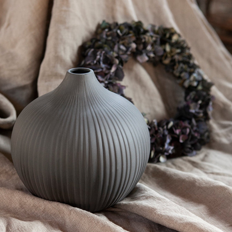 Runde Vase Fröbacken aus Keramik von Storefactory in Anthrazit mit Rillen
