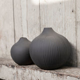 Runde Vase Fröbacken aus Keramik von Storefactory in Anthrazit mit Rillen