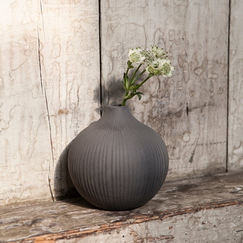 Runde Vase Fröbacken aus Keramik von Storefactory in Anthrazit mit Rillen