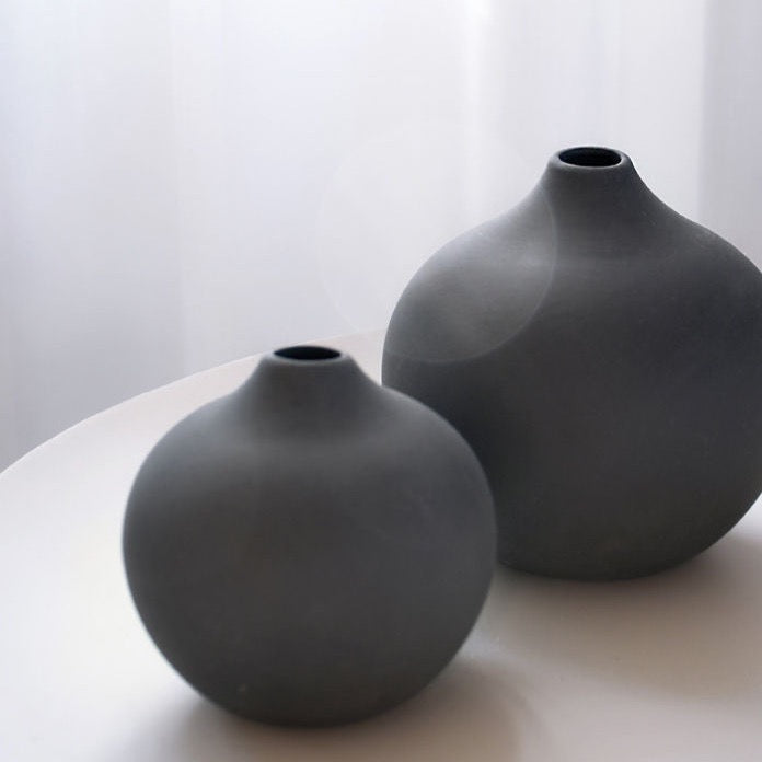 Runde Vase Fröbacken aus Keramik von Storefactory in anthrazit