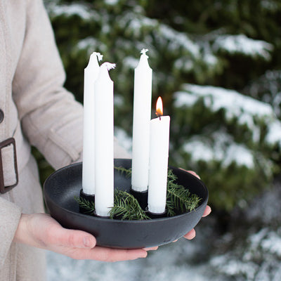 Kerzenschale für 4 Kerzen in schwarz von der Marke Storefactory. Ideal als Adventskranz für Weihnachten