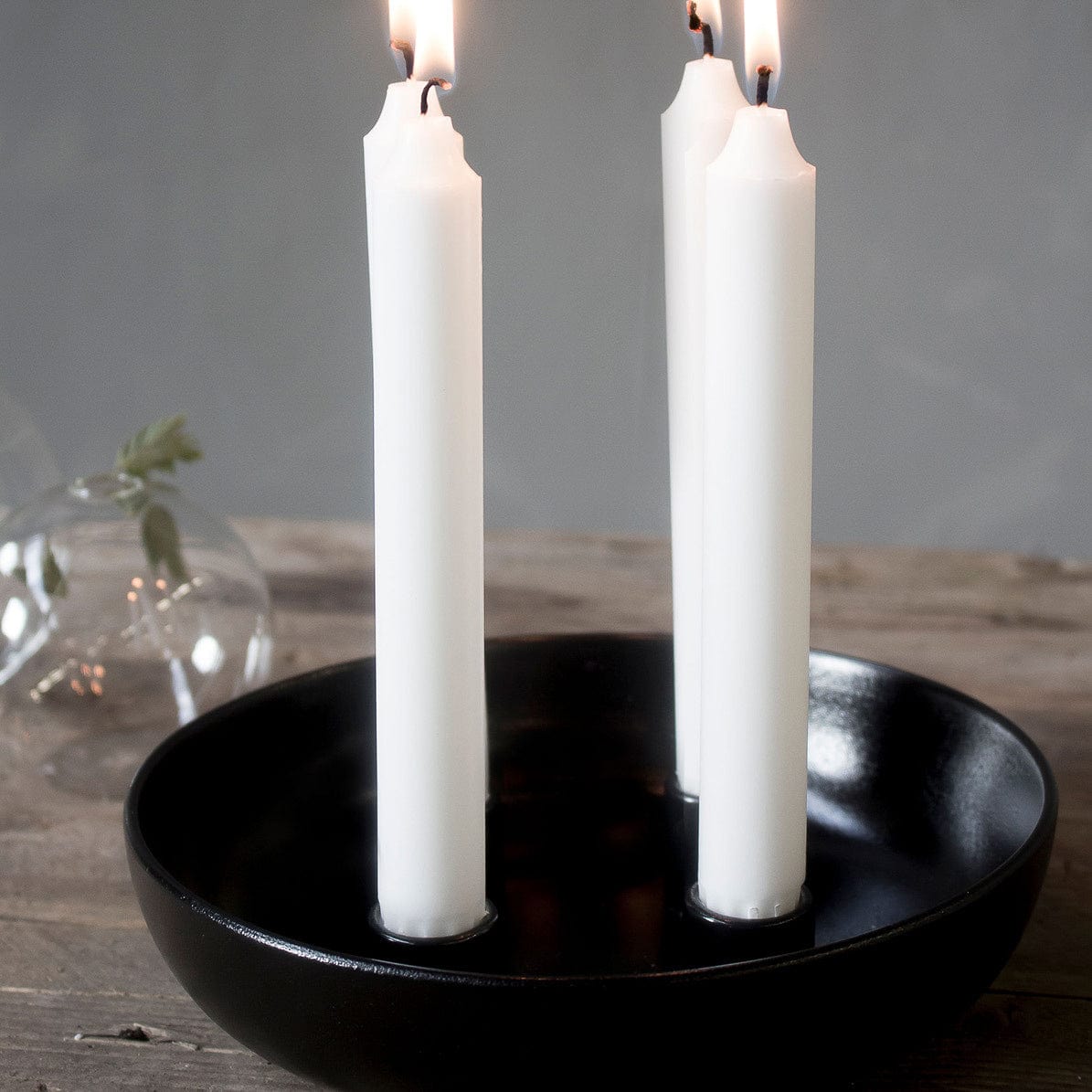 Kerzenschale für 4 Kerzen in schwarz von der Marke Storefactory. Ideal als Adventskranz für Weihnachten