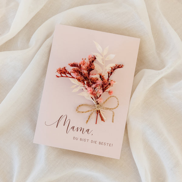 Muttertagskarte mit kleinem Trockenblumenstrauß in rosa