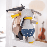 Kuscheltier Dachs aus Strickstoff mit Kuscheltier Elefant