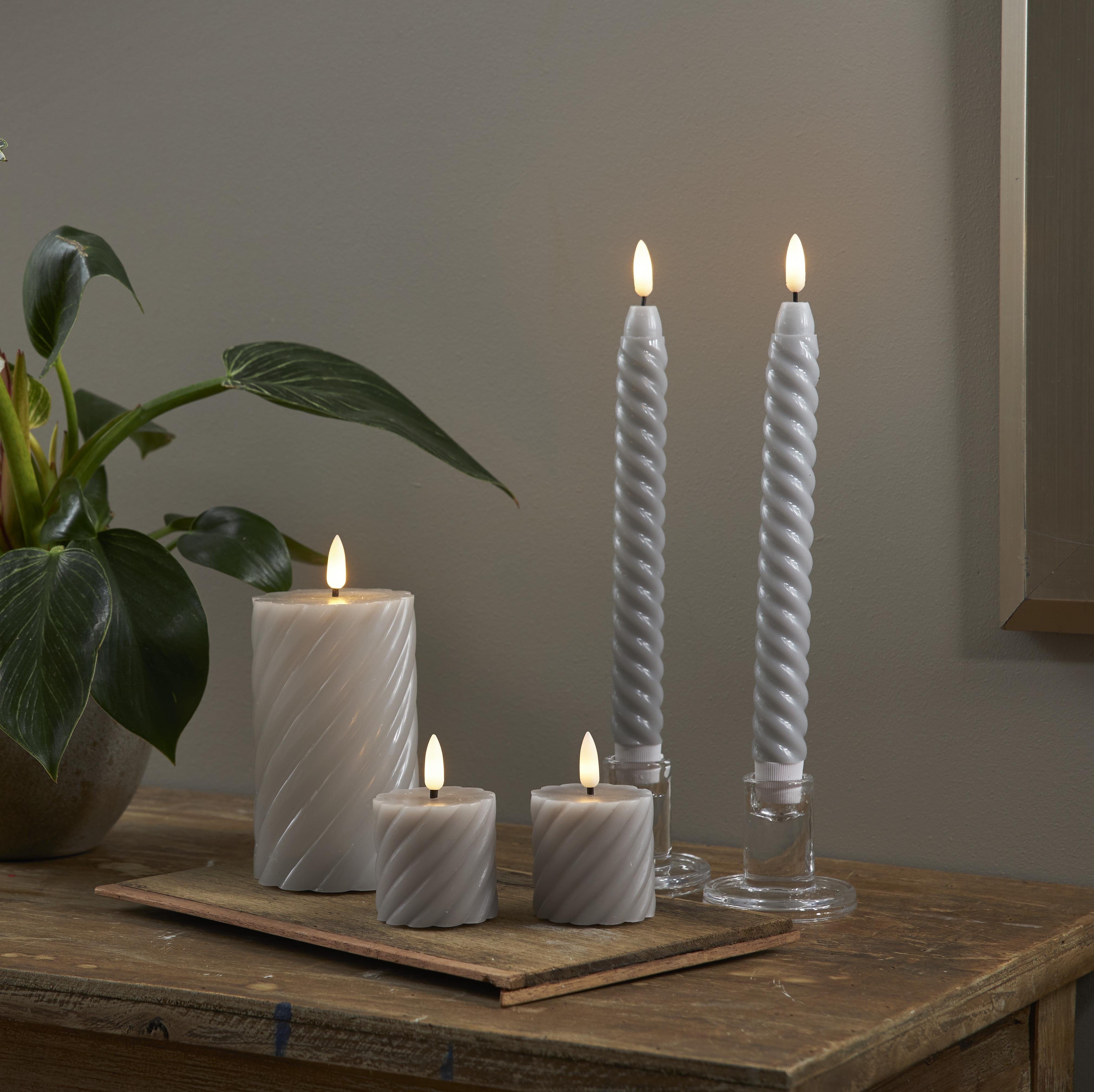 LED Kerze Stumpenkerze 2er Pack gedreht in grau von mkono