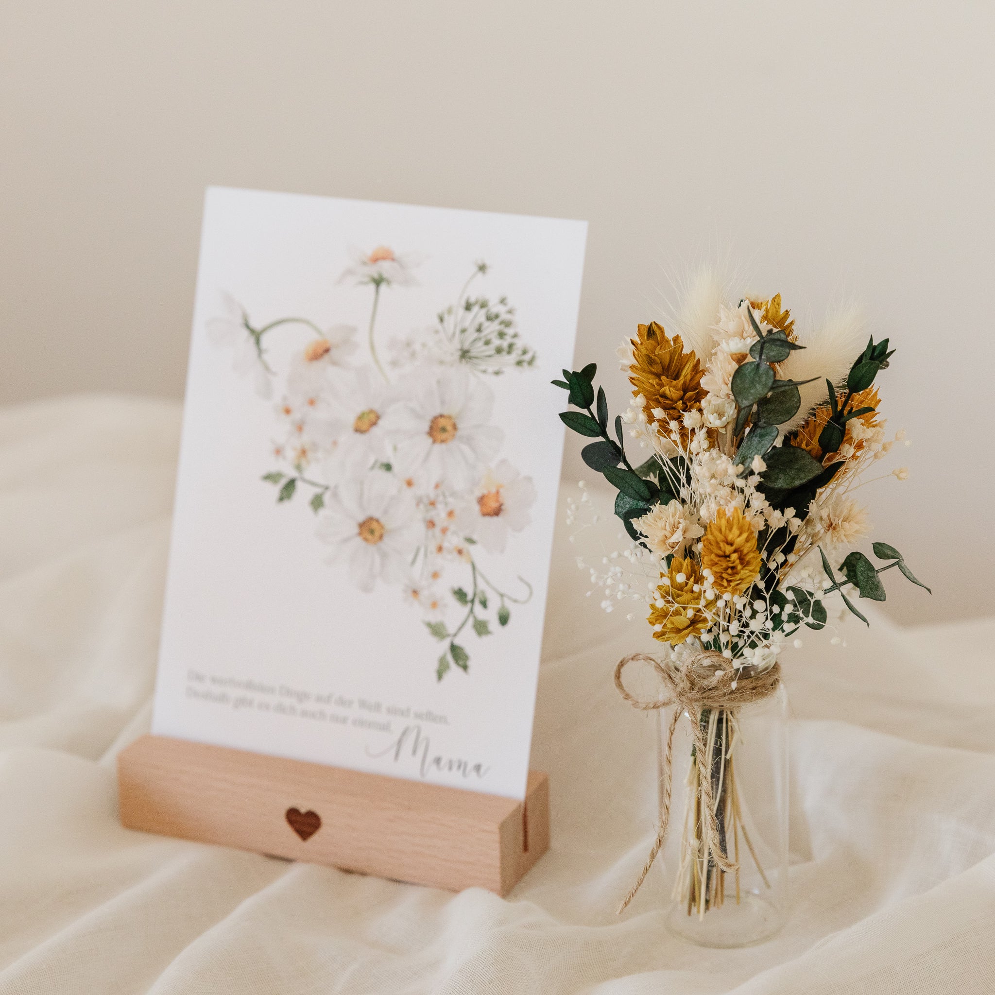 Muttertag Geschenkset mit Grußkarte, Kartenständer und Trockenblumenstrauß in einer Glasvase