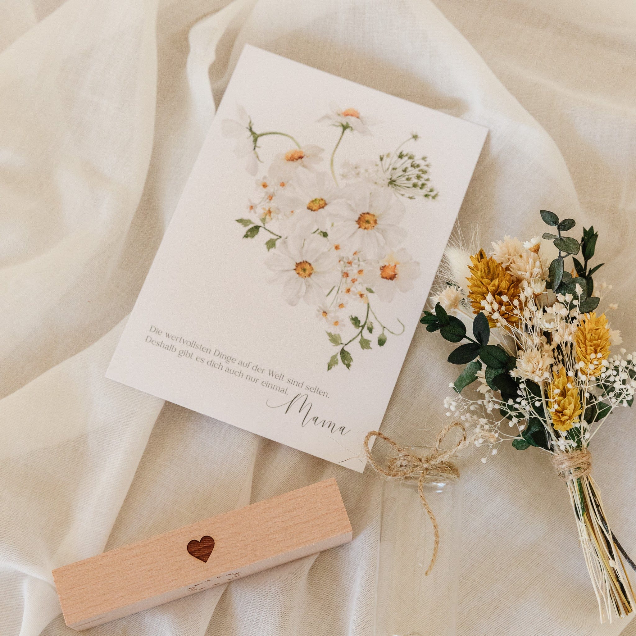Muttertag Geschenkset mit Grußkarte, Kartenständer und Trockenblumenstrauß in einer Glasvase