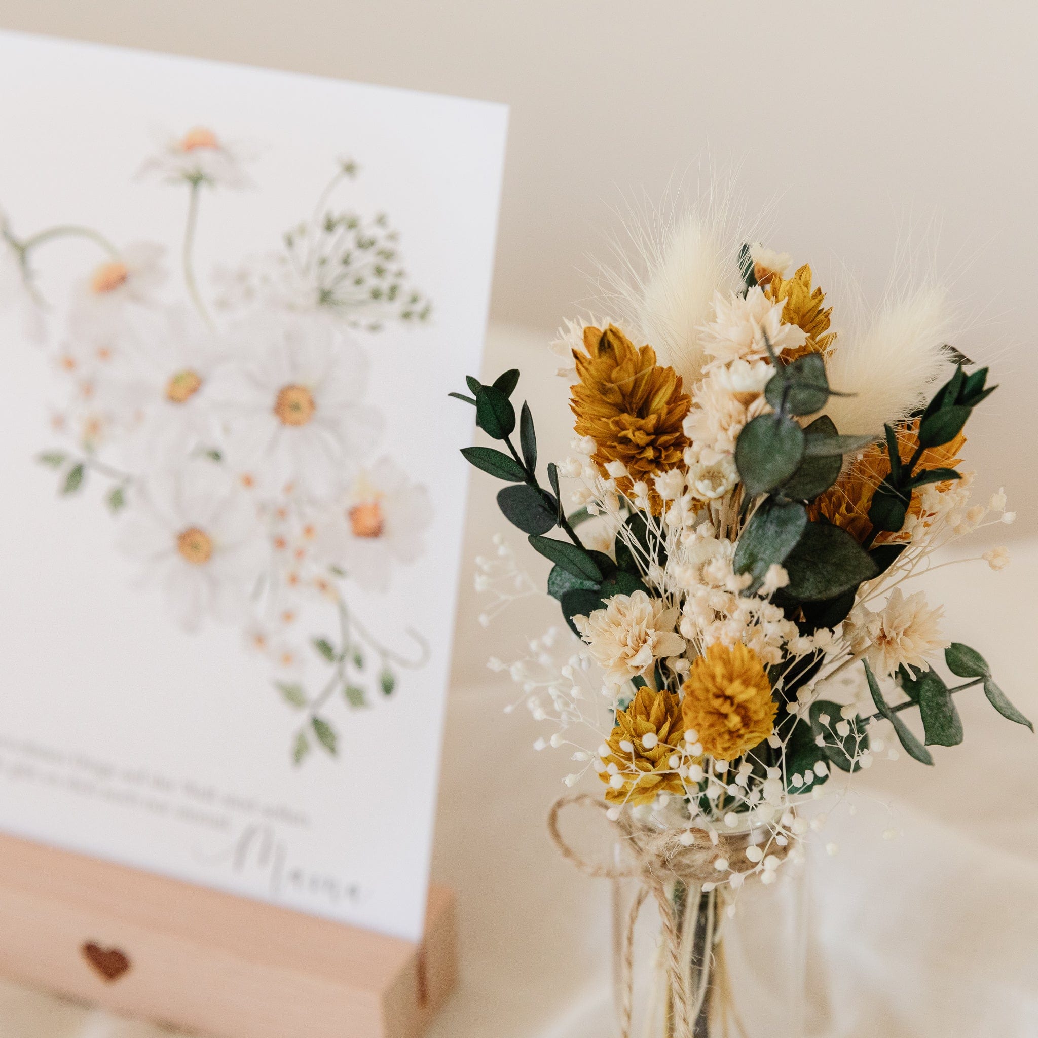 Muttertag Geschenkset mit Grußkarte, Kartenständer und Trockenblumenstrauß in einer Glasvase