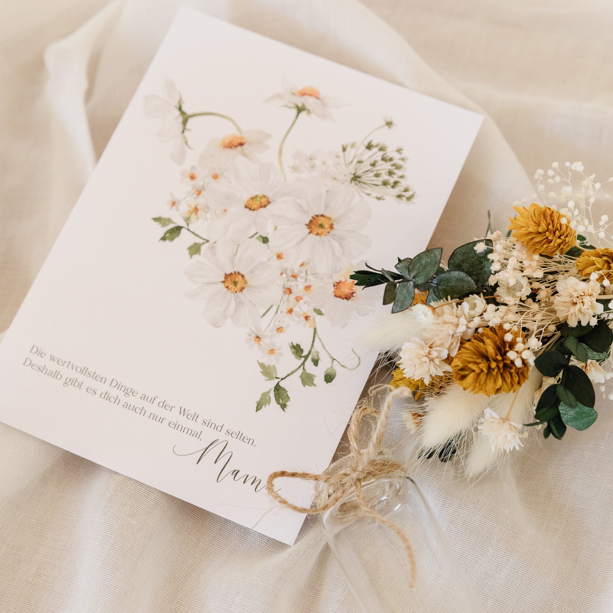 Muttertag Geschenkset mit Grußkarte, Kartenständer und Trockenblumenstrauß in einer Glasvase