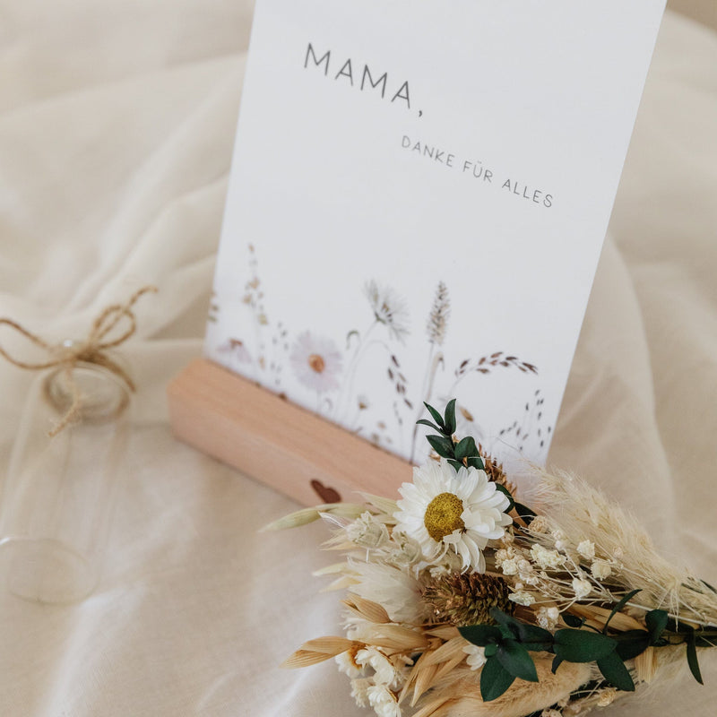 Muttertag Geschenkset mit Grußkarte, Kartenständer und Trockenblumenstrauß in einer Glasvase