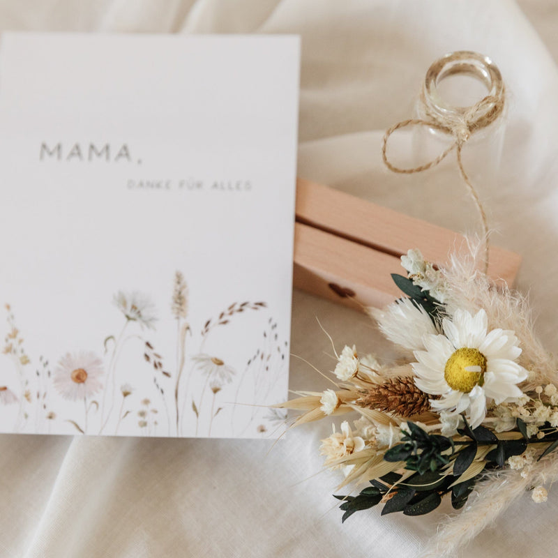 Muttertag Geschenkset mit Grußkarte, Kartenständer und Trockenblumenstrauß in einer Glasvase