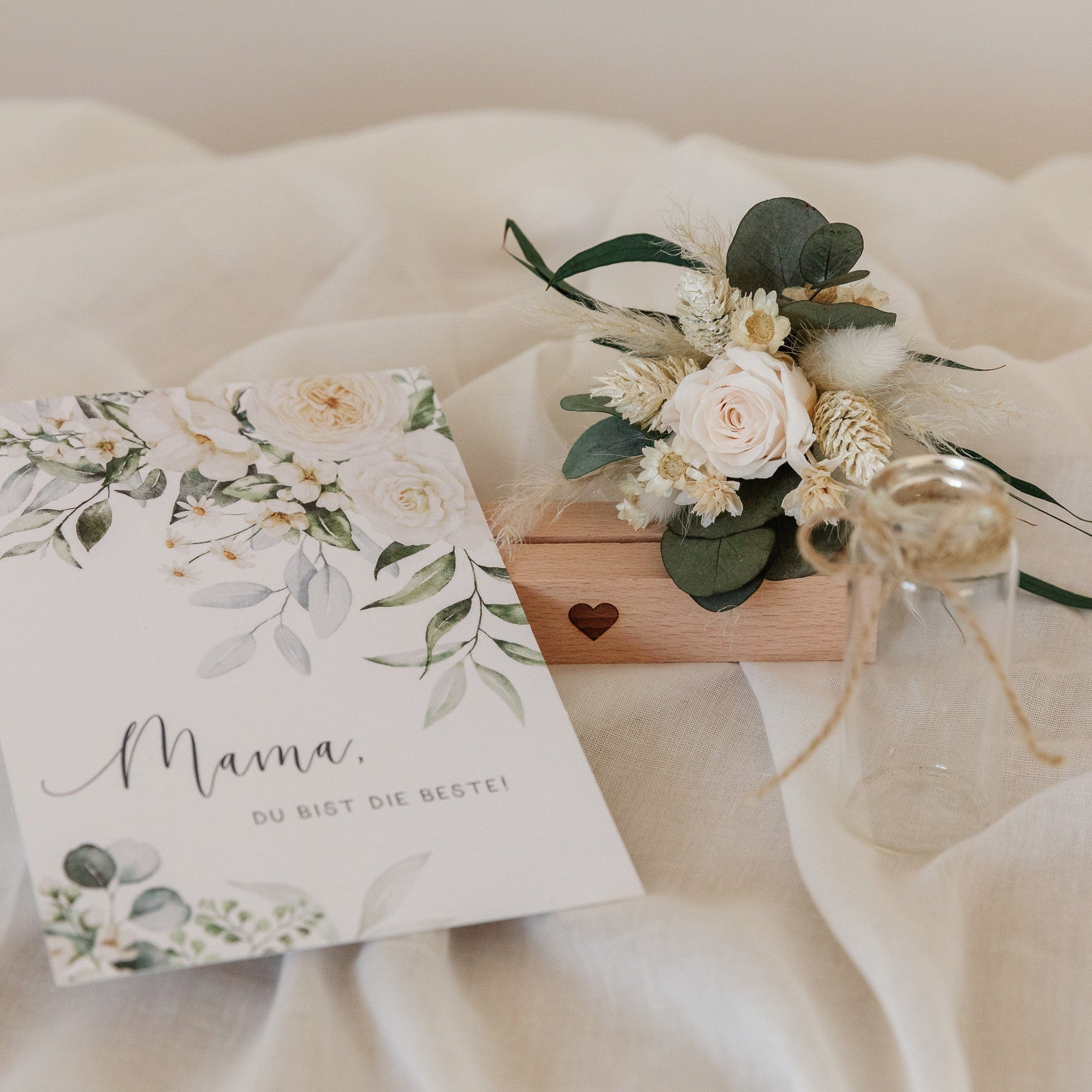 Muttertag Geschenkset mit Grußkarte, Kartenständer und Trockenblumenstrauß in einer Glasvase