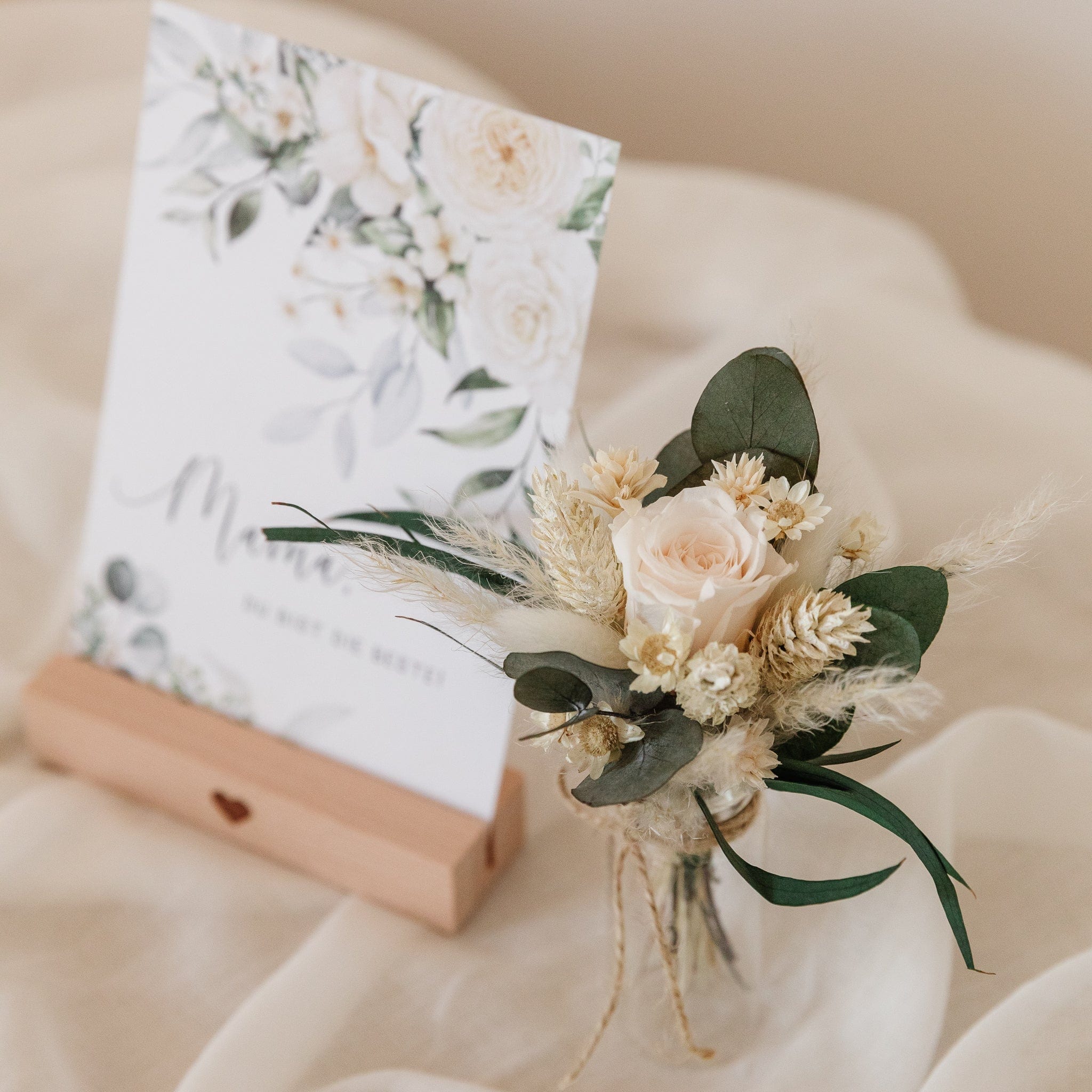 Muttertag Geschenkset mit Grußkarte, Kartenständer und Trockenblumenstrauß in einer Glasvase