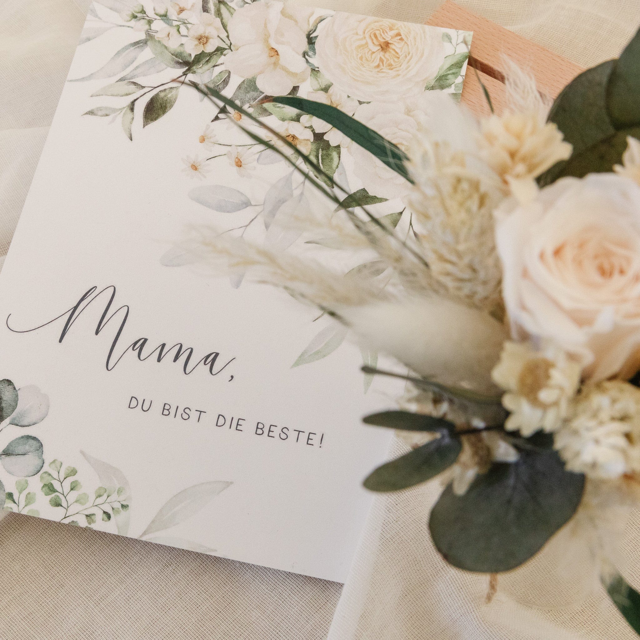 Muttertag Geschenkset mit Grußkarte, Kartenständer und Trockenblumenstrauß in einer Glasvase