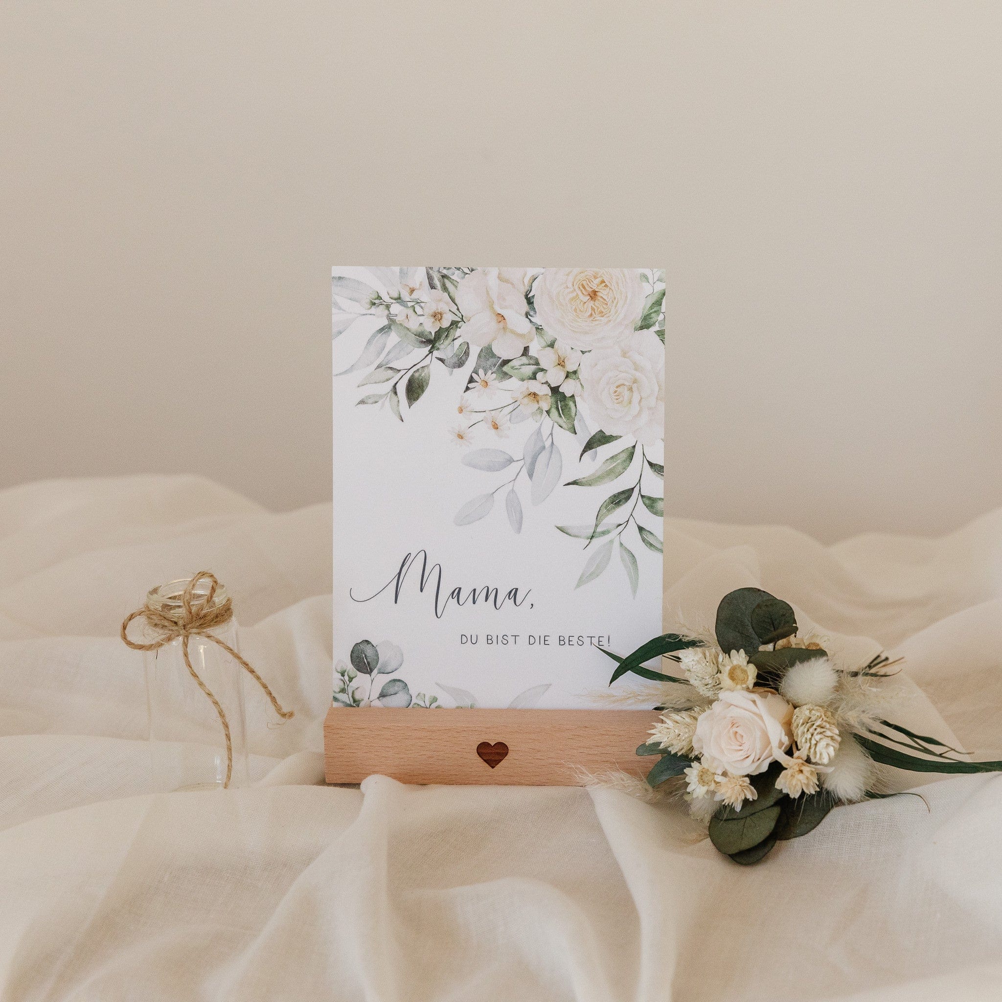 Muttertag Geschenkset mit Grußkarte, Kartenständer und Trockenblumenstrauß in einer Glasvase