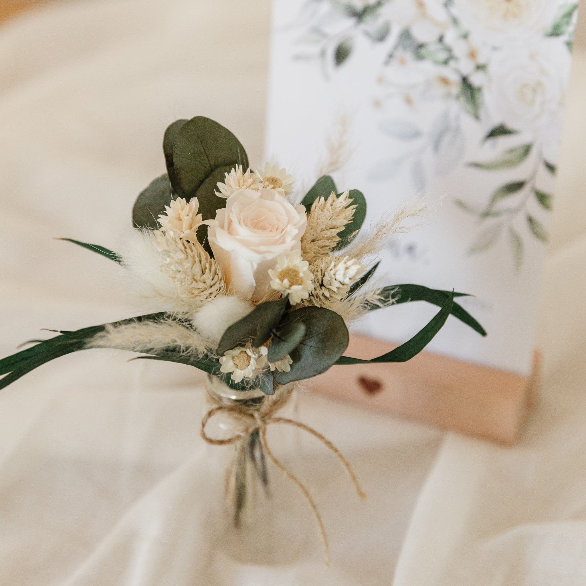 Muttertag Geschenkset mit Grußkarte, Kartenständer und Trockenblumenstrauß in einer Glasvase