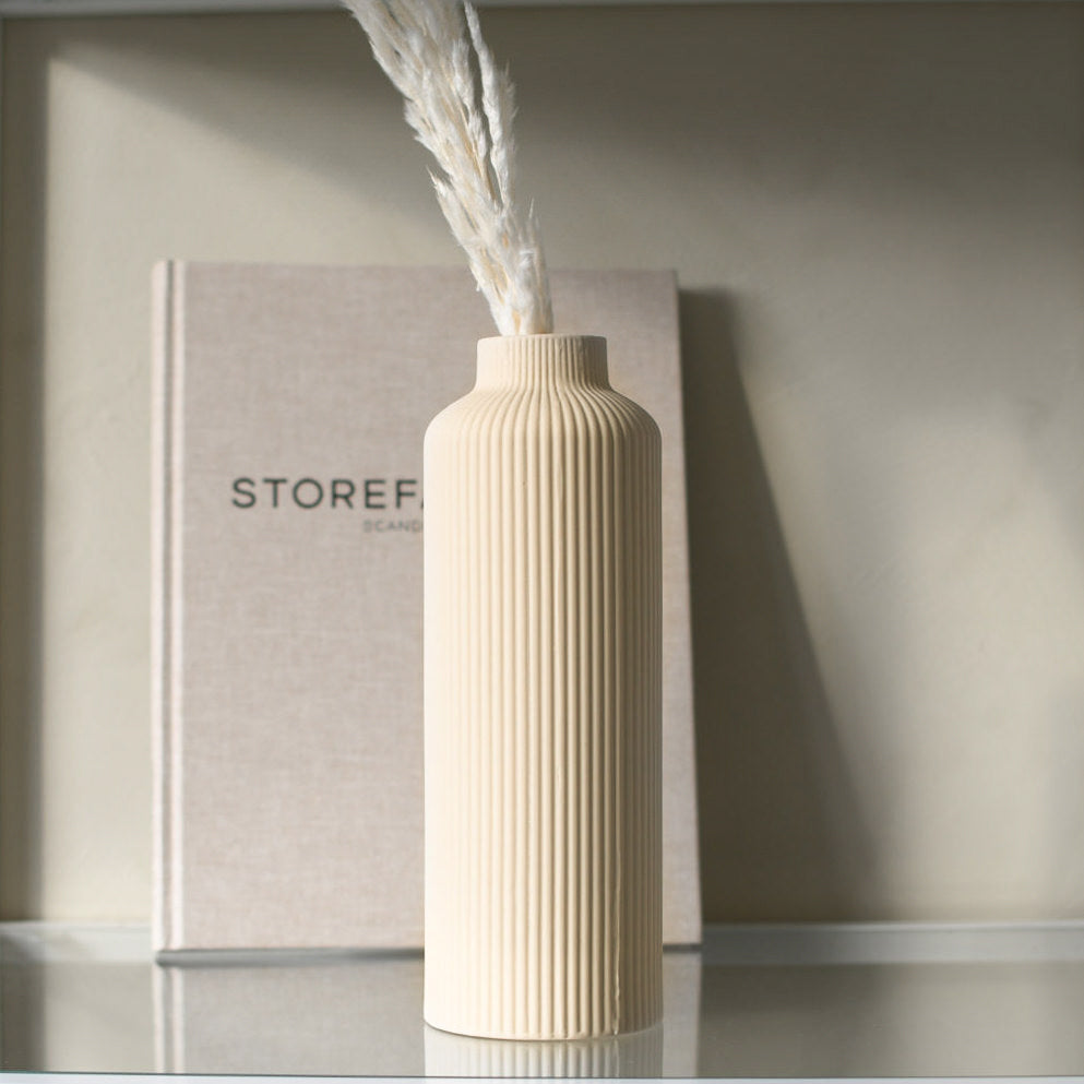 Vase Adala beige hoch mit Rillen Storecatory Skandi Design