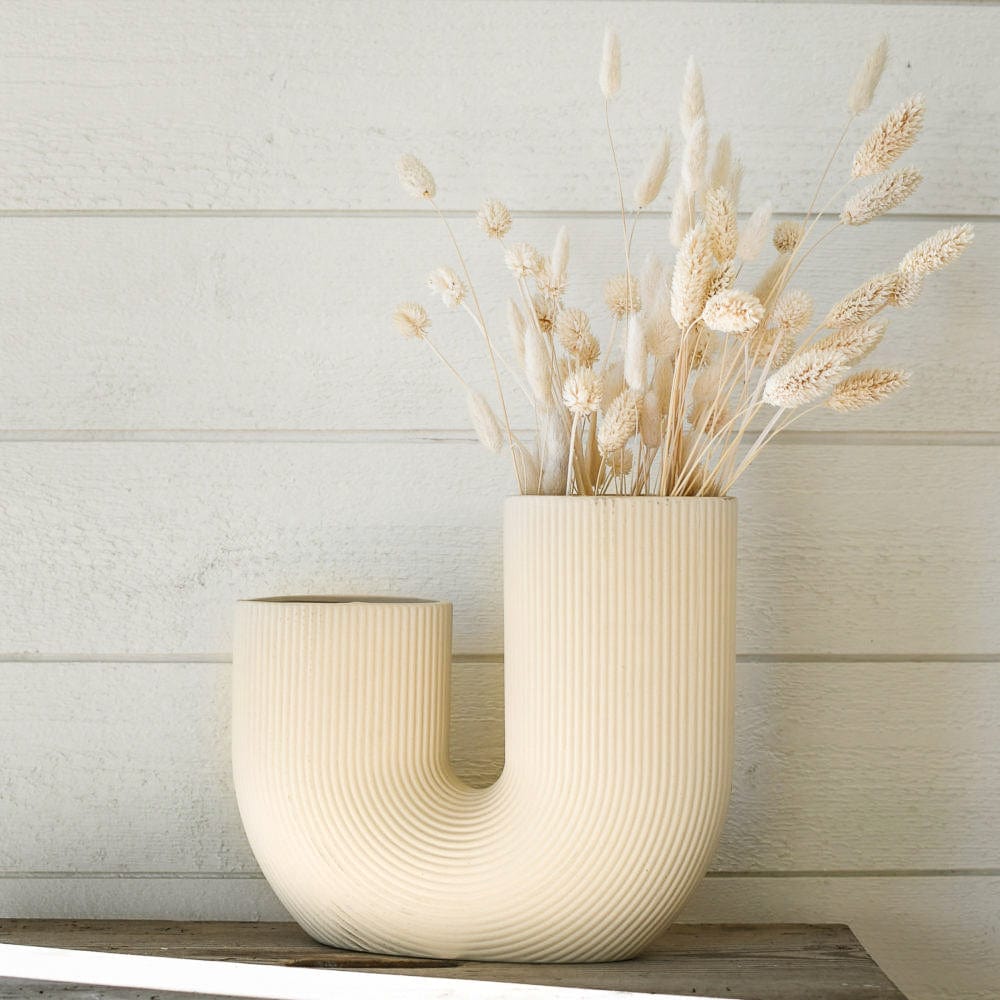 Vase Stravalla in Beige mit Rillen geschwungen zwei Öffnungen Skandi Design Storefactory