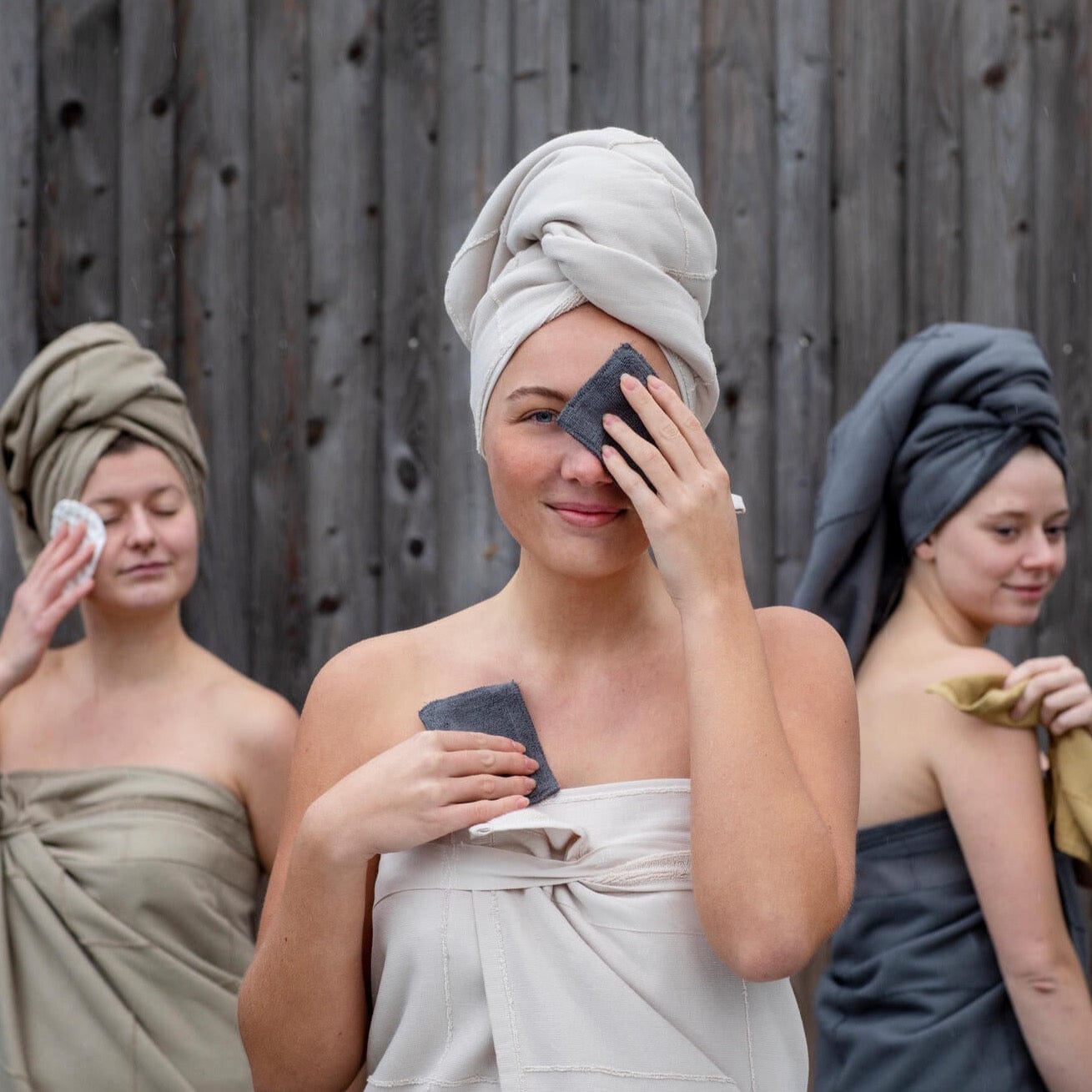 CALM Handtuch Towel To Wrap in Dunkelgrau Nachhaltigkeit The Organic Company 70 x 160 cm
