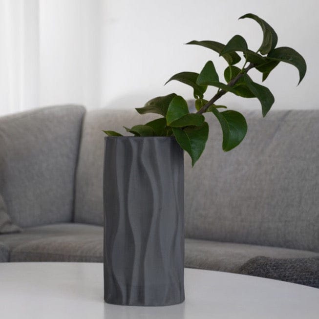 Vase Enviken von Storefactory aus Keramik im Skandi Stil für Trockenblumen und frische Blumen in anthrazit