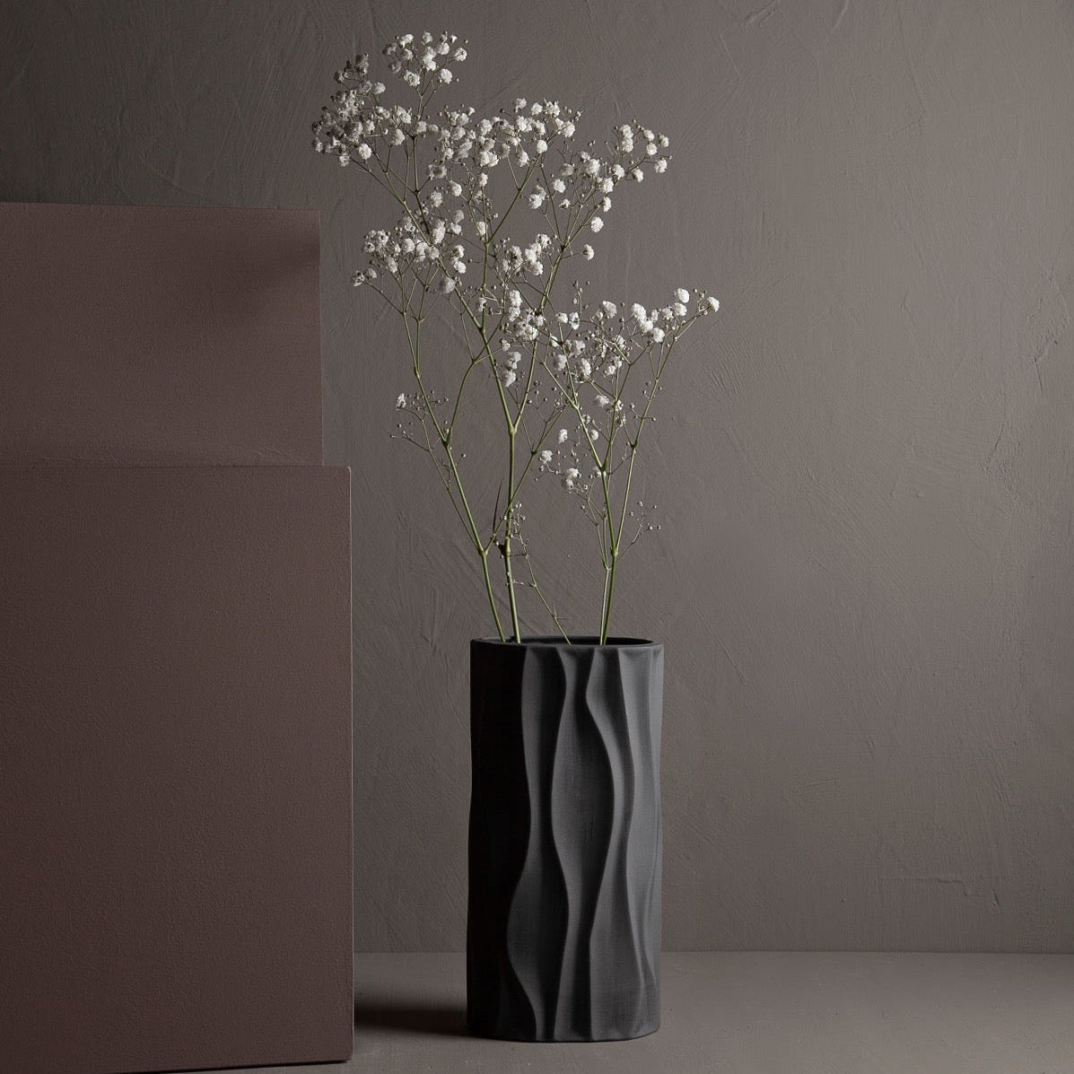 Vase Enviken von Storefactory aus Keramik im Skandi Stil für Trockenblumen und frische Blumen in anthrazit
