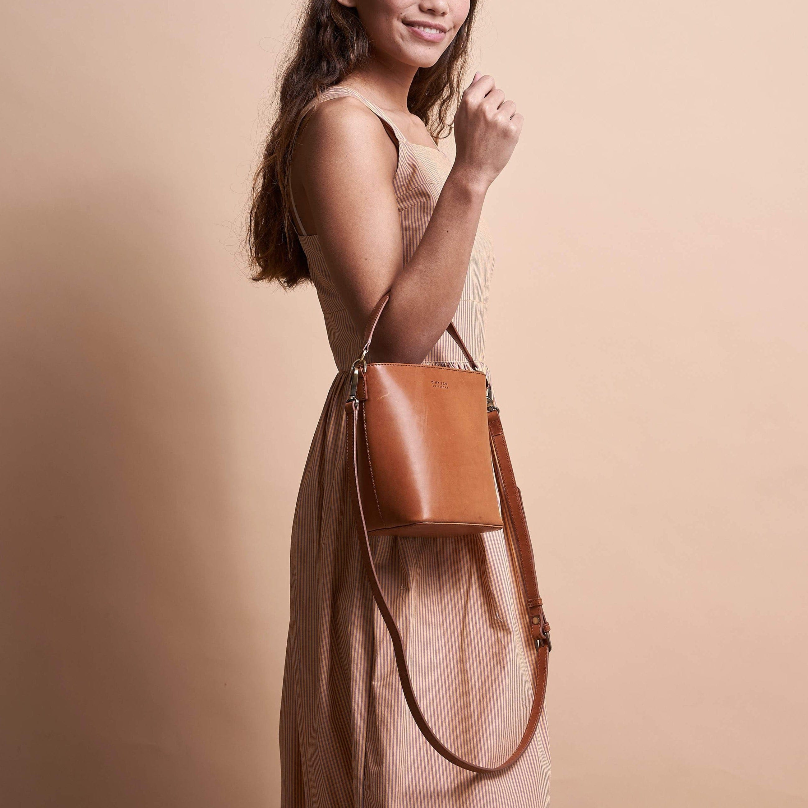 Bobbi Bucket Tasche Midi - Leder Cognac