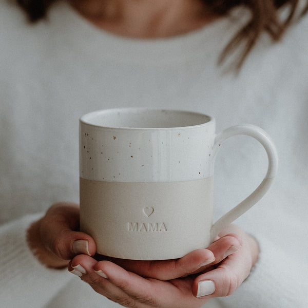 Große Tasse aus Steingut mit Blindendruck Mama von der Marke Eulenschnitt
