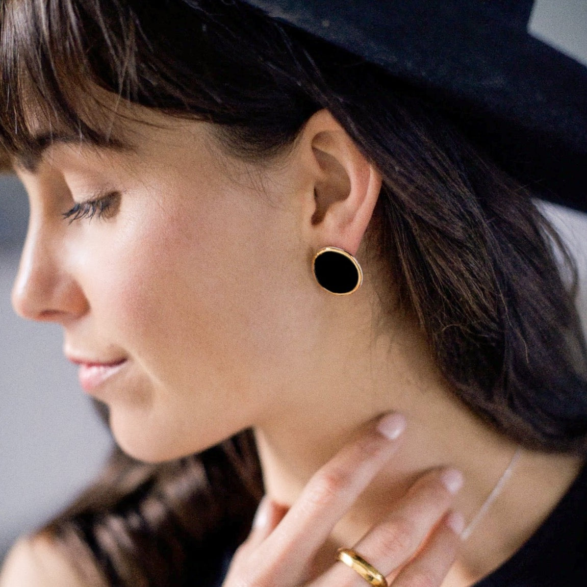 Ohrringe Ronda aus Porzellan Schwarz Gold Nina Bosch Südafrika Handgemacht