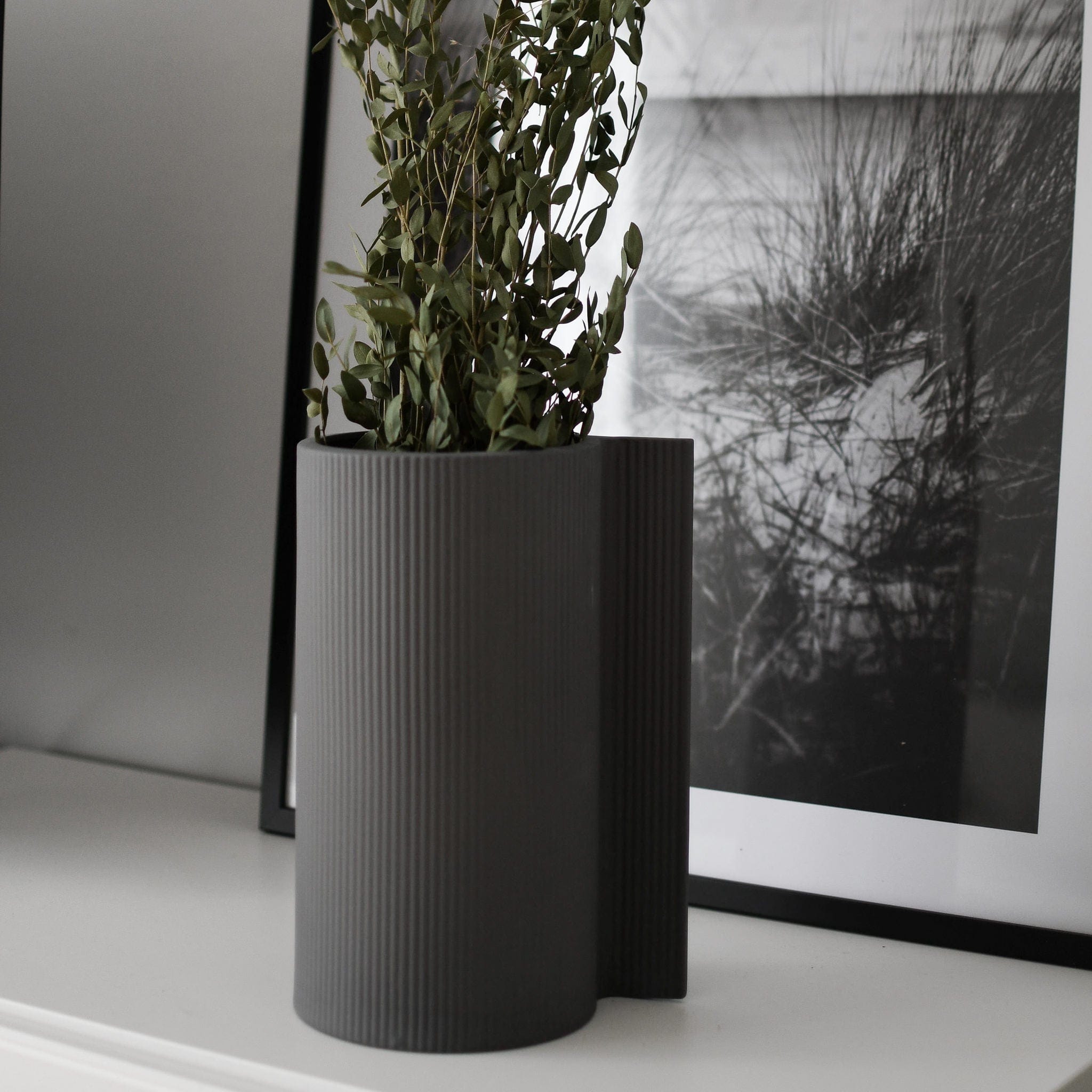 Vase Übertopf Vassunda Large anthrazit mit Rillen